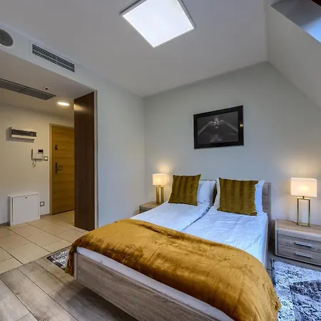 Alibi Apartment *